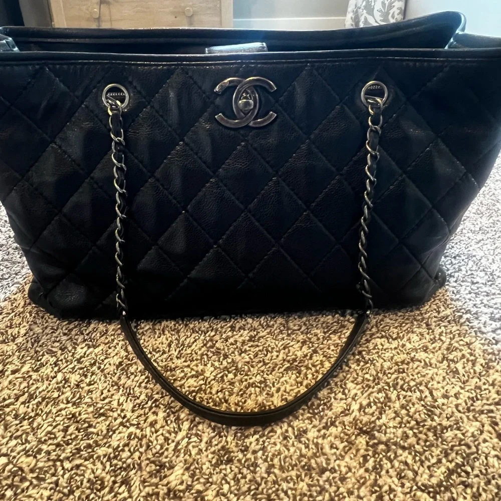 Chanel Caviar Large Be Tote- 100% authentic east west style - Picture 4 of 12